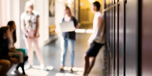 Elever i en korridor med skåp